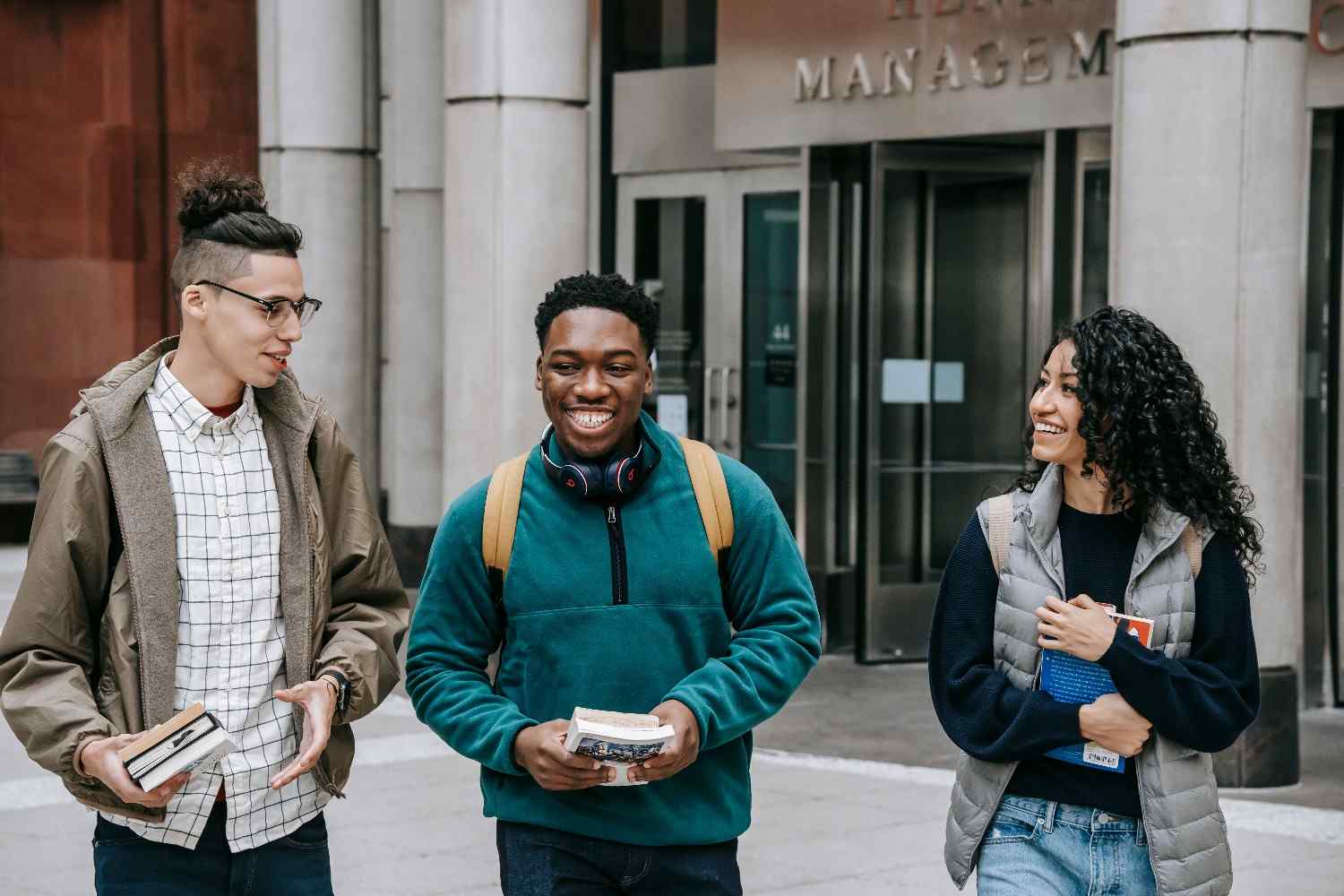 You are currently viewing Public vs Private Universities Abroad: What Malaysian Students Need to Know